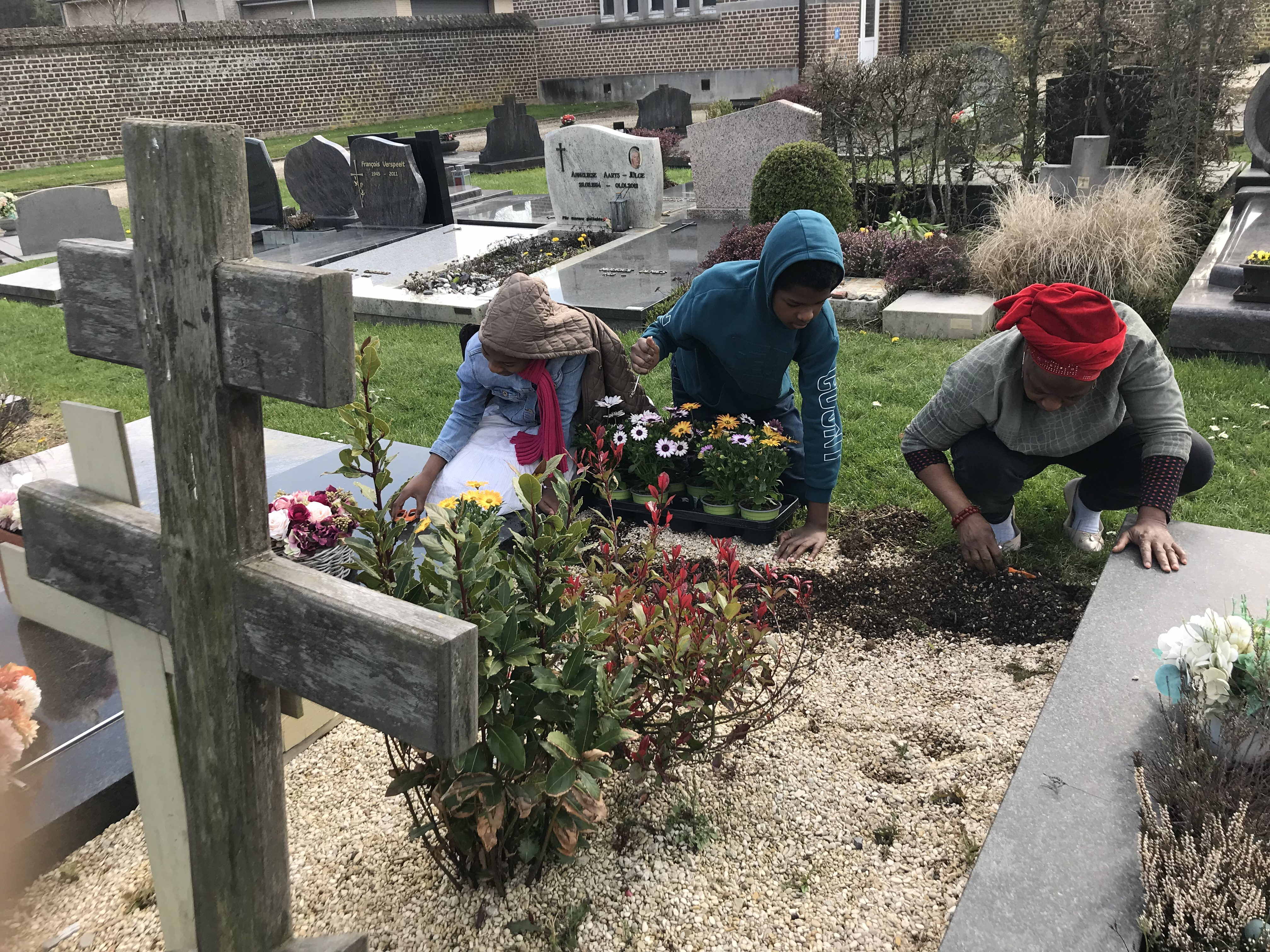 Tervueren. Fleurissement de la tombe de ma sœur Anija et Papa. 2023-04-09